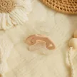 BABYONO BPA-mentes szilikon rágóka cumi formájú, fedéllel, bézs színű, 3 hónapos kortól