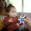 BABY EINSTEIN  Érzékszervi játék Curiosity Clutch™ 3hó+