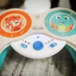 BABY EINSTEIN Zenélő játék dob készlet Together in Tune Drums™ Connected Magic Touch™ HAPE 12hó+