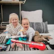 BABY EINSTEIN Fa zenélő játék gitár Together in Tune Guitar™ Connected Magic Touch™ HAPE 6hó+