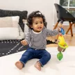 BABY EINSTEIN Játék csörgővel C-karikán u Cal-a-Puller™ 0hó+