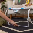 BABY EINSTEIN Zenei rezgő pihenőszék Dean's Discovery Spot™ 0m+ 9kg-ig