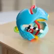 BABY EINSTEIN Játék érzékelő labda rágókával Rattle & Sense™ 3m+