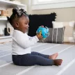 BABY EINSTEIN Játék érzékelő labda rágókával Rattle & Sense™ 3m+