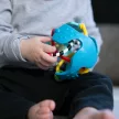 BABY EINSTEIN Játék érzékelő labda rágókával Rattle & Sense™ 3m+