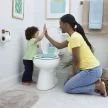 BRIGHT STARTS Flip & Sit™ STITCH™ 18m+ WC-redukció, 23 kg-ig